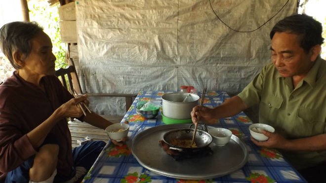 Vợ chồng bà Lượng ăn cơm