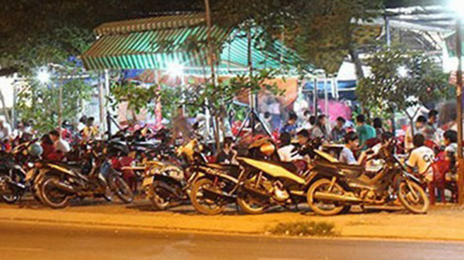 Xe máy để san sát nhau, chỉ cần lơ là là bọn trộm cướp sẽ ra tay bẻ khóa.