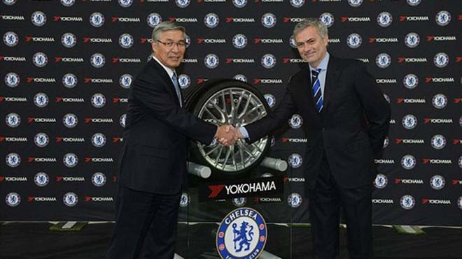 HLV Chelsea (phải) và nhà tài trợ trong lễ ký kết