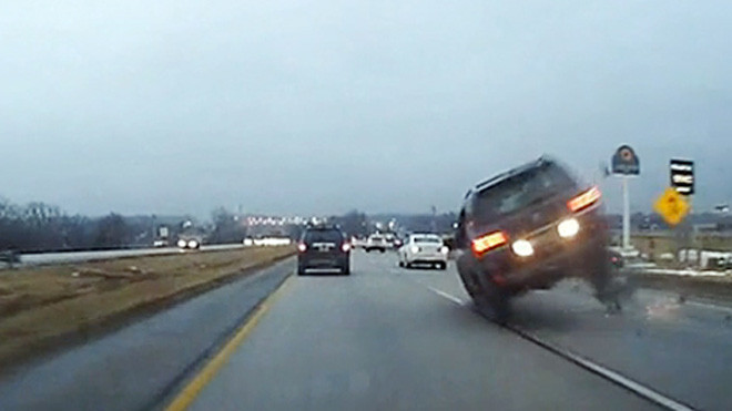 Ô tô lao vun vút bất ngờ rơi bánh, cày đường tóe lửa