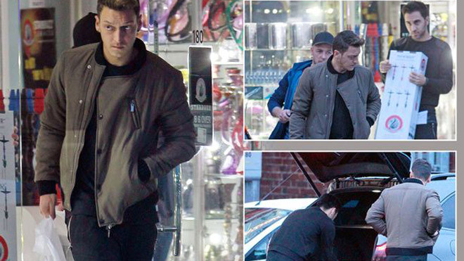 Ozil hồn nhiên đi mua dụng cụ hút shisha.