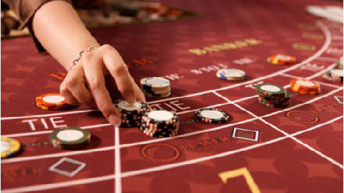 'Quý bà' thua bạc bị chủ nợ nhốt trong nhà kho