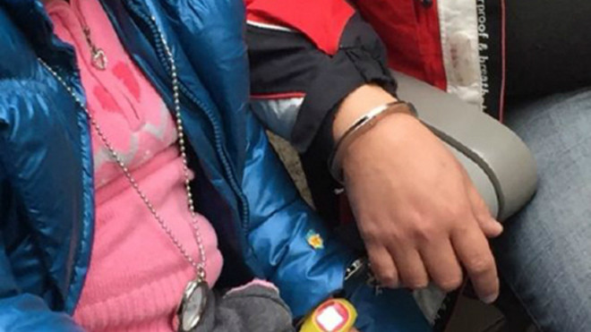 Chiếc tay bị còng của hai cha con Trung Quốc. Ảnh: Shanghaiist