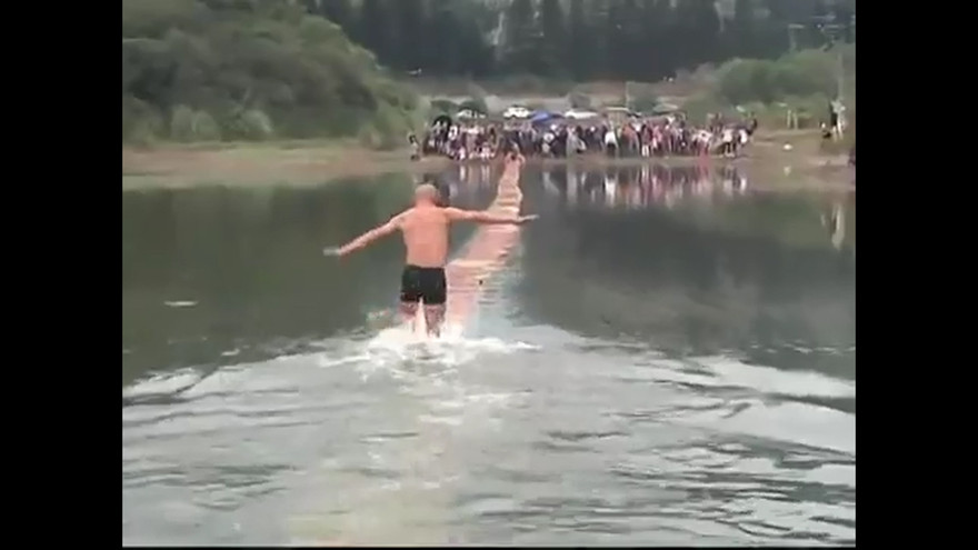 Clip võ sư chạy băng băng hàng trăm mét trên mặt hồ