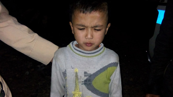 Khi các chiến sĩ cảnh sát giao thông phát hiện, cháu Quý khá hoảng sợ vì bị lạc đường nên không nhớ rõ địa chỉ nhà.