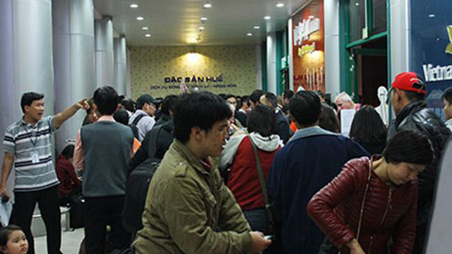 Gần 1.000 hành khách chờ được di chuyển từ sân bay Phú Bài vào sân bay Đà Nẵng để tiếp tục hành trình. (Ảnh: Thanh Hoàng)