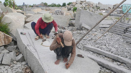 Công nhân đang gia công thuê tại 1 điểm tập kết đá gần mỏ khai thác đá Hòn Sóc