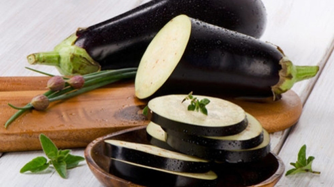 Có nhiều cách làm đẹp đơn giản, hiệu quả từ cà tím.