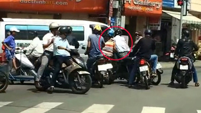 Bắt quái xế dàn cảnh giật túi xách của thiếu nữ đi SH