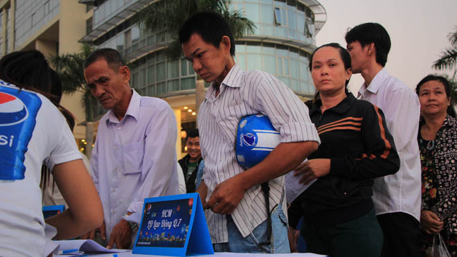 Người dân nghèo tại các quận huyện đăng kí nhận quà