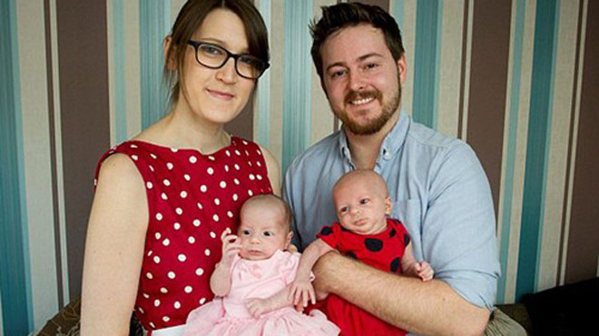 Vợ chồng Hayley Haynes và cặp song sinh - Ảnh: SWNS.com