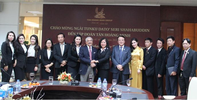 Ngài Tunku Dato’ Seri Shahabuddin chụp ảnh lưu niệm cùng Chủ tịch – Tổng Giám đốc Đỗ Anh Dũng (thứ sáu từ phải sang) và đại diện Lãnh đạo, Cán bộ Tập đoàn Tân Hoàng Minh