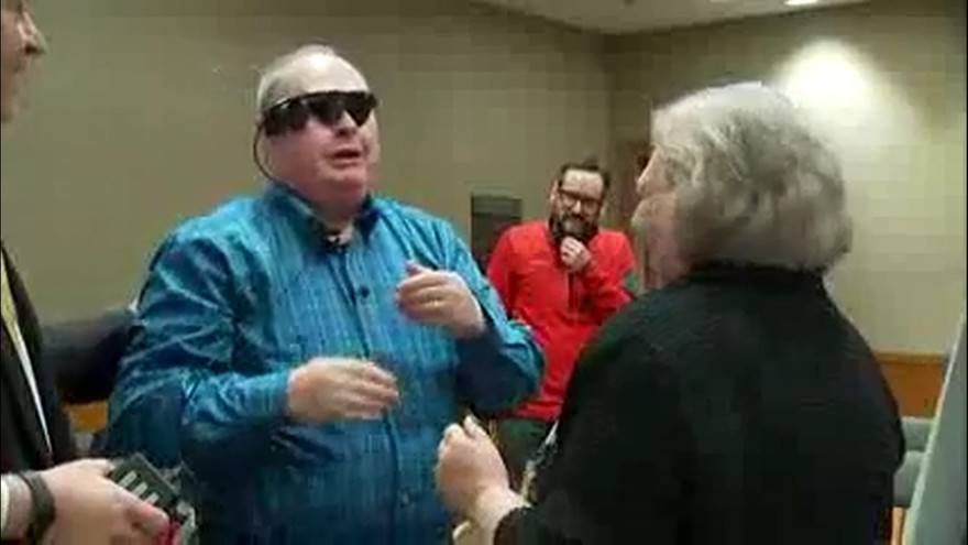 Người đàn ông mù lần đầu thấy vợ sau 10 năm