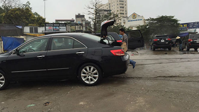 Các cửa hàng rửa xe liên tục đông khách trong dịp Tết dù giá cả leo thang.