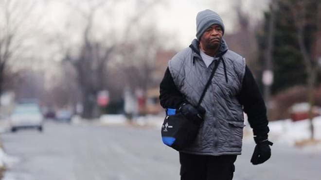 Ông Robertson đi bộ đến nơi làm việc. Ảnh: Detroit Free Press