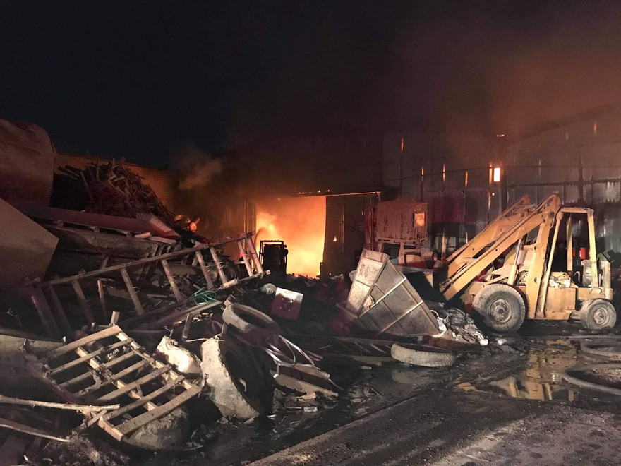 Công ty rộng 5.000m2 bốc cháy, công nhân tháo chạy trong đêm 