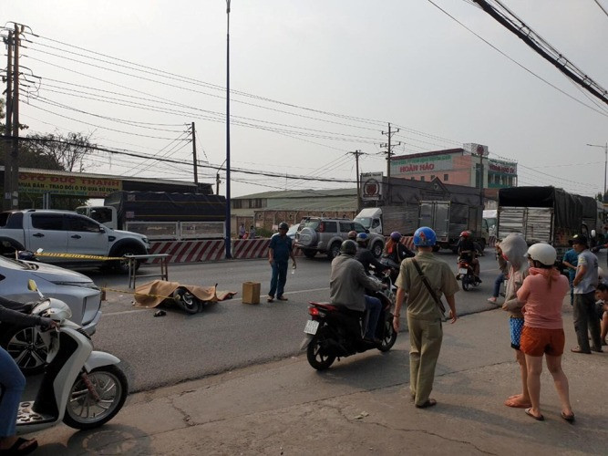 Trên đường đi làm bảo hiểm, hai anh em thương vong dưới bánh xe tải