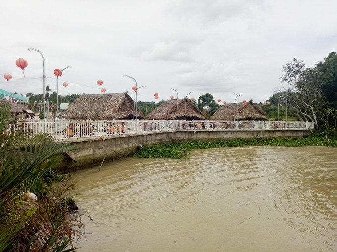 Phim trường, nhà hàng trái phép mọc như 'nấm' bên sông