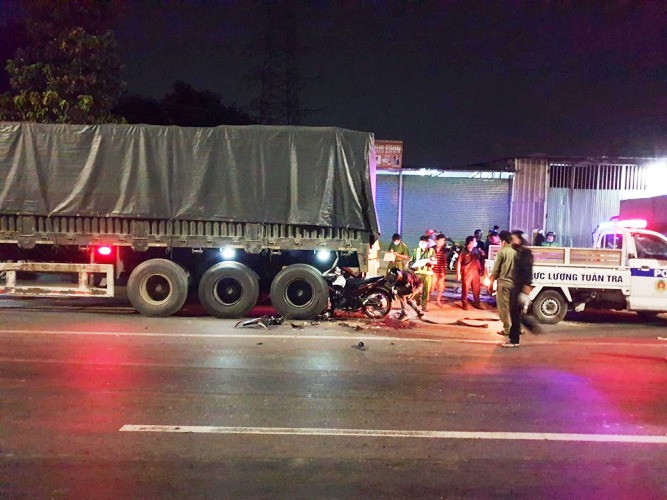 Lao xe máy vào đuôi xe container, hai thanh niên tử vong 