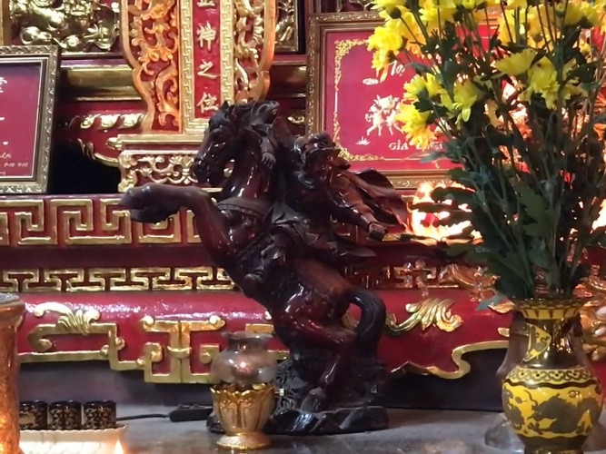 Vì sao khách thường chui qua chân ngựa ở ngôi chùa cổ 150 năm tại Bình Dương?