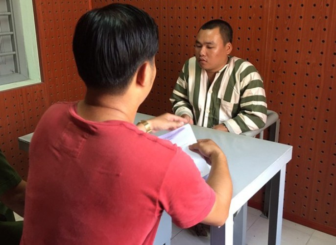  Công an lấy lời khai của Tấn