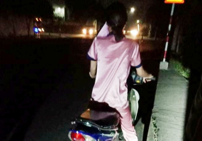 Nữ công nhân vừa rút tiền lương bị cướp kề dao vào cổ