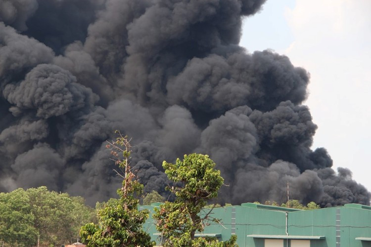 Bãi chứa lốp ô tô hơn 5.000m2 bốc cháy kinh hoàng