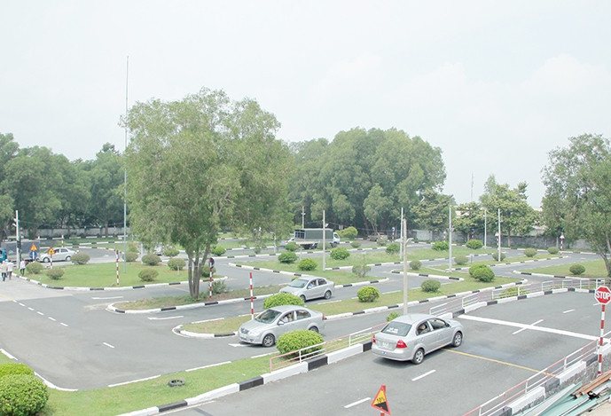 Trường lái ồ ạt sát hạch trước giờ lệnh cấm có hiệu lực