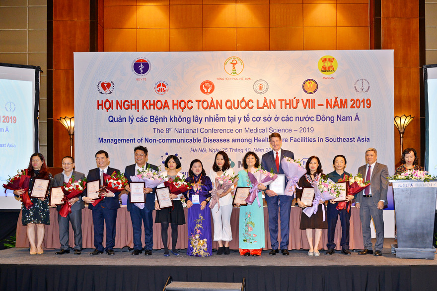 PGS.TS. Nguyễn Thị Xuyên, Chủ tịch Tổng hội Y học Việt Nam và PGS. TS. Nguyễn Trường Sơn, Thứ trưởng Bộ Y tế tặng hoa và chứng nhận cho các nhà tài trợ