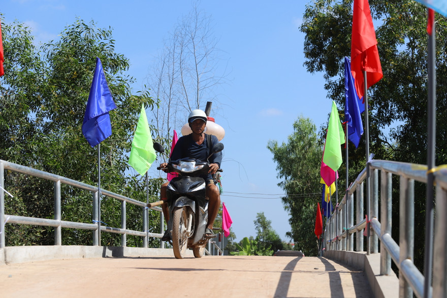 Người dân xã Mỹ Thạnh không còn vất vã mỗi khi đi qua kênh Mương Ngang nữa