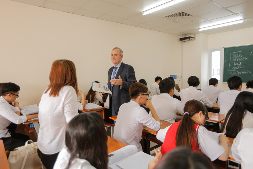 Sinh viên ngành Kinh doanh quốc tế được đào tạo tiếng Anh song song với kiến thức chuyên môn