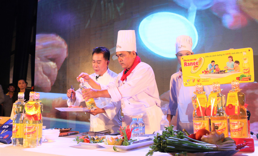 Show diễn độc đáo của Vua đầu bếp Martin Yan và đầu bếp KS Đông Xuyên La Minh Tâm cùng Ranee