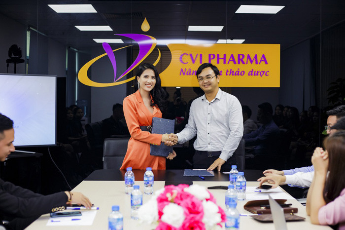 Bà Nguyễn Bảo Trang, Chủ tịch HĐQT Công ty Cổ phần Dược phẩm Quốc Tế EvaCare và Ông Phan Văn Hiệu, Chủ tịch HĐQT Công ty Cổ phần Dược Mỹ phẩm CVI ký kết hợp tác chiến lược