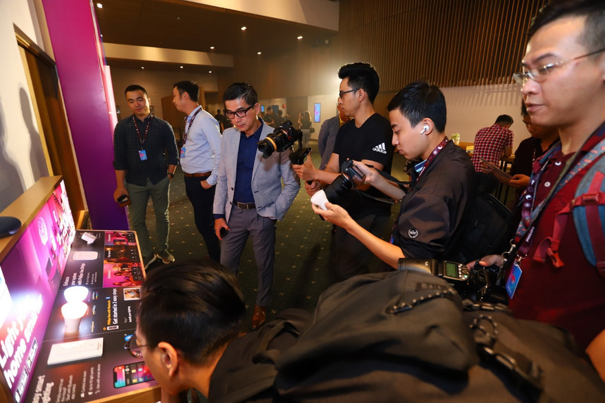 Khu vực trải nghiệm các tinh năng sản phẩm của Philips Hue