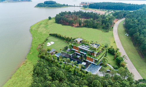 Mặc dù ai cũng nhắc đến công trình xanh, nhưng thực tế tính đến tháng 12/2018, trên cả nước mới có 104 dự án bất động sản được nhận chứng nhận xanh, một trong số đó là Flamingo Đại Lải Resort.