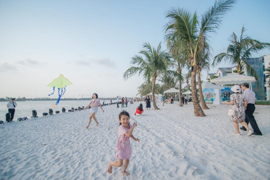 Bờ hồ Ngọc Trai – Vinhomes Ocean Park được kỳ công tạo nên từ hàng chục tấn cát vận chuyển từ Nha Trang ra Hà Nội. 