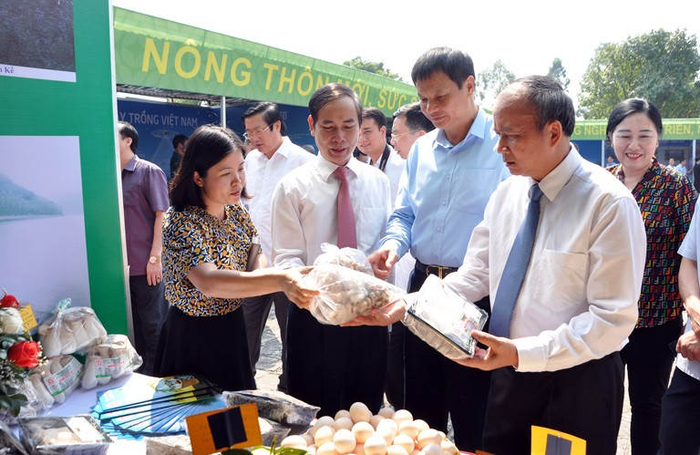 Ông Trần Văn Vinh, Phó Bí thư Thường trực Tỉnh ủy, Chủ tịch HĐND tỉnh và ông Nguyễn Văn Trì, Phó Bí thư Tỉnh ủy, Chủ tịch UBND tỉnh cùng các đại biểu tham quan sản phẩm Nấm Phùng Gia, huyện Bình Xuyên