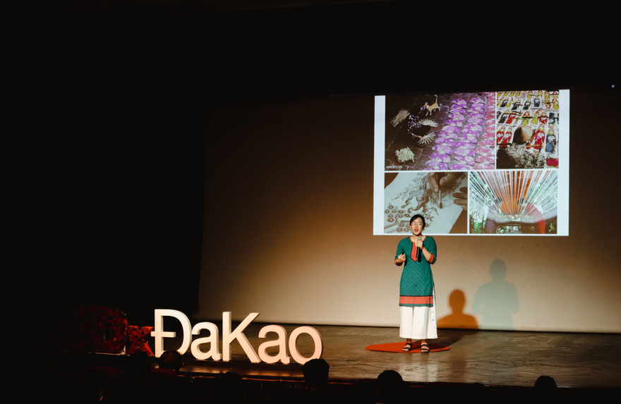 Diễn giả Trang Trịnh trong buổi nói chuyện TEDxĐaKao chủ đề “Nhân loại”