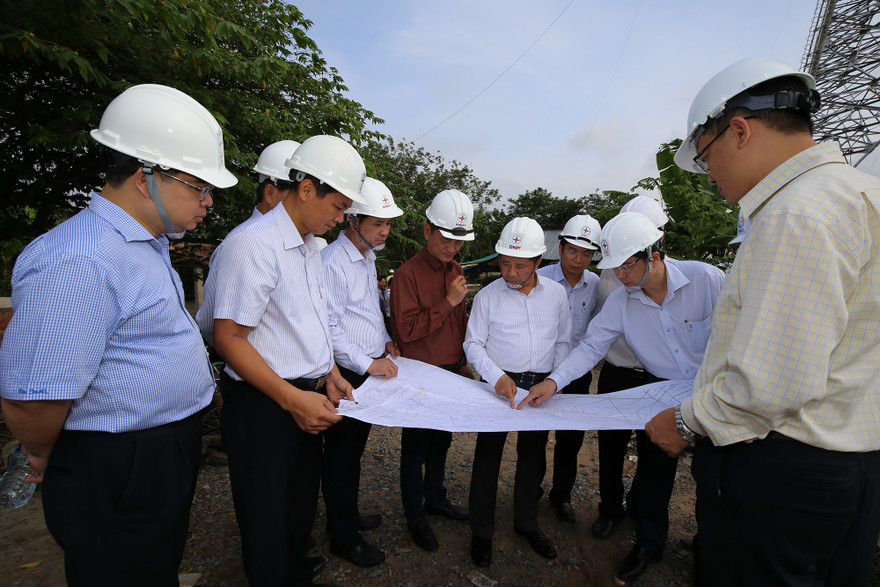 1.	Ông Đặng Phan Tường - Chủ tịch HĐTV EVNNPT kiểm tra tiến độ thi công 2 vị trí cột 05, 06 vượt sông Hậu của đường dây 500 kV Sông Hậu - Đức Hòa