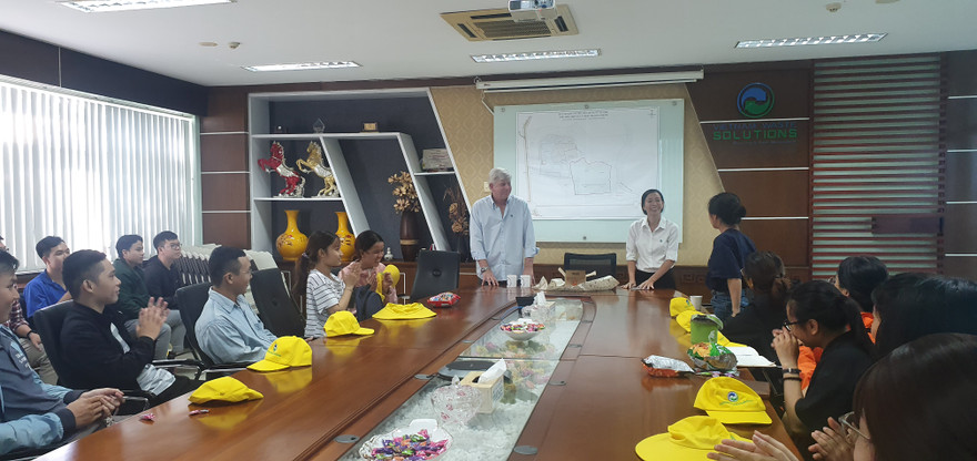 Đoàn sinh viên được vị giám đốc điều hành VWS tiếp đón