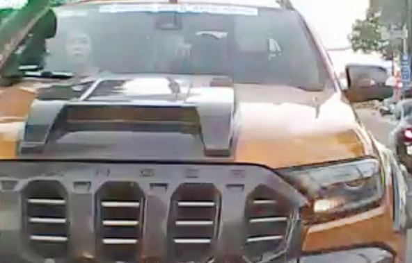 Tước giấy phép lái xe của tài xế bán tải chạy lấn làn, thách thức người khác