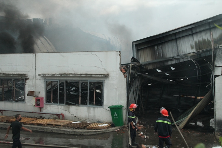 Lửa thiêu rụi nhà xưởng 2.000m2 giữa giờ trưa