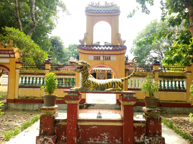 Đình thần Tương Bình Hiệp được bao phủ bởi nhiều cây cổ thụ quý