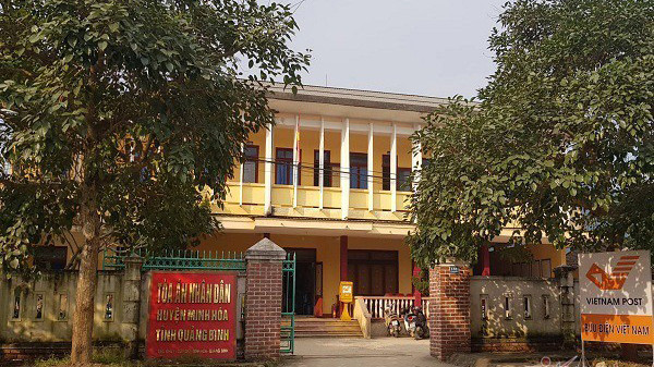 Toà án Nhân dân huyện Minh Hoá nơi ông Xướng và bà Cúc từng mây mưa trong giờ hành chính