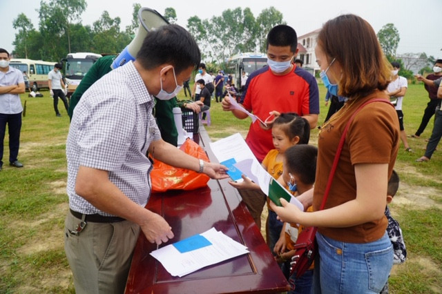 Trung tâm GGTX huyện Minh Hoá, nơi đang cách ly hàng trăm ngườ về từ Lào và Thái Lan qua Cửa khẩu Quốc tế Cha Lo.