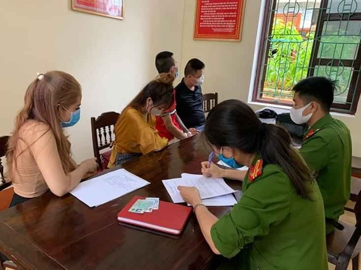 Công an làm việc với các đối tượng