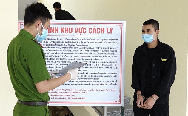 Công an thị xã Ba Đồn đọc lệnh bắt Lê Duy Cường.