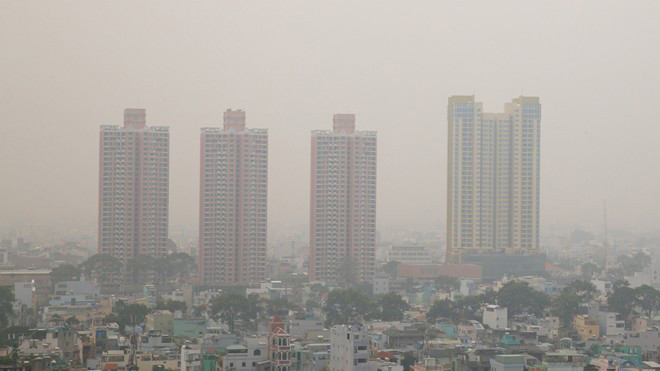 Ba tháp Thuận Kiều Plaza và một tòa nhà cao tầng ở khu vực quận 5 chìm trong sương mù chập tối 6/10.