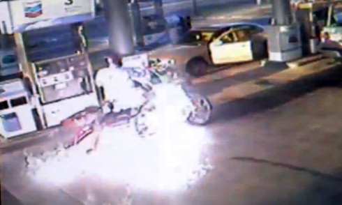 Đổ xăng không tắt máy, người và xe cháy như ngọn đuốc