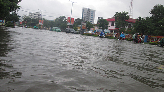 Huế mưa dồn dập, đường ngập thành sông